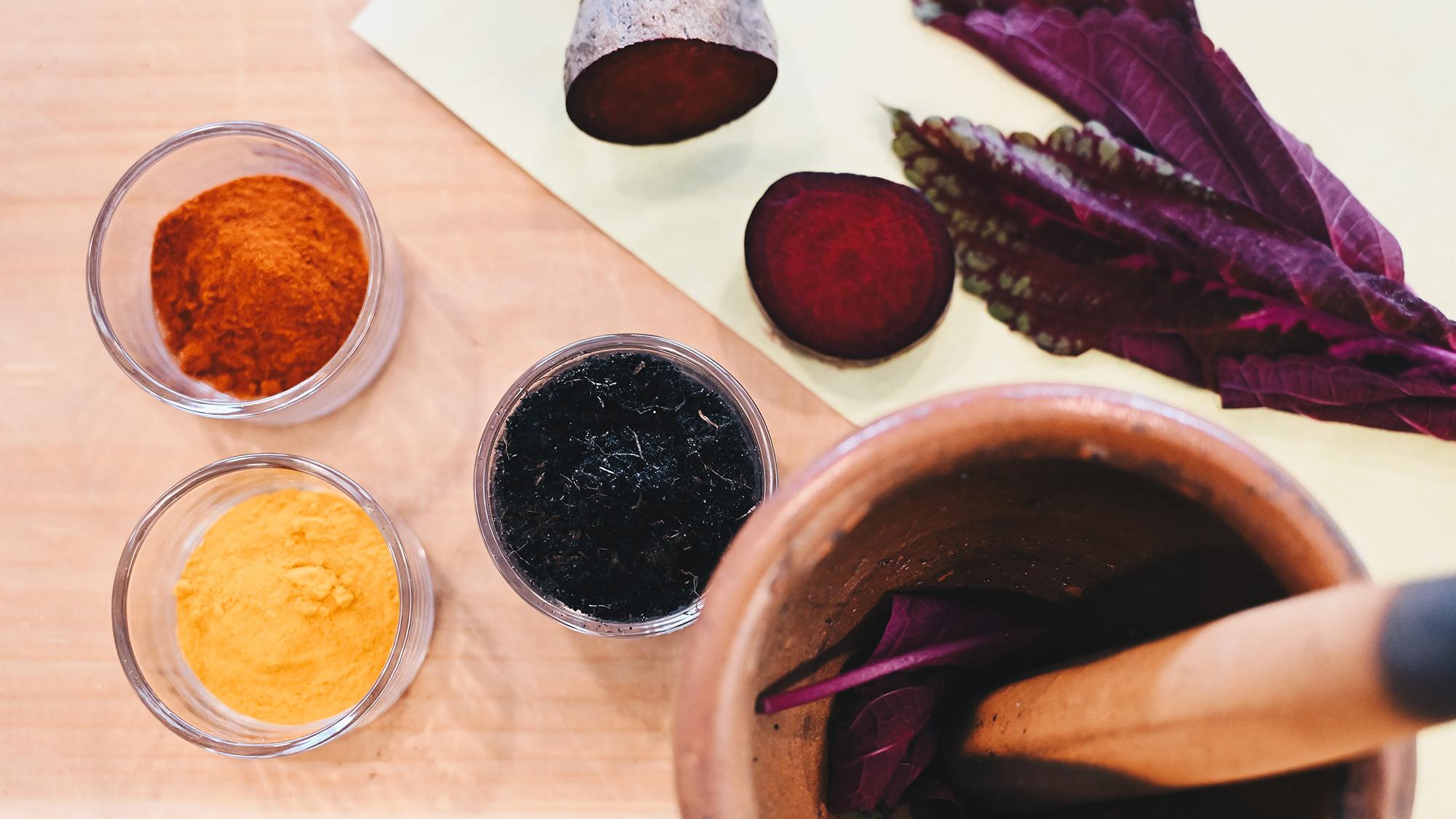 Fra råstof til farve